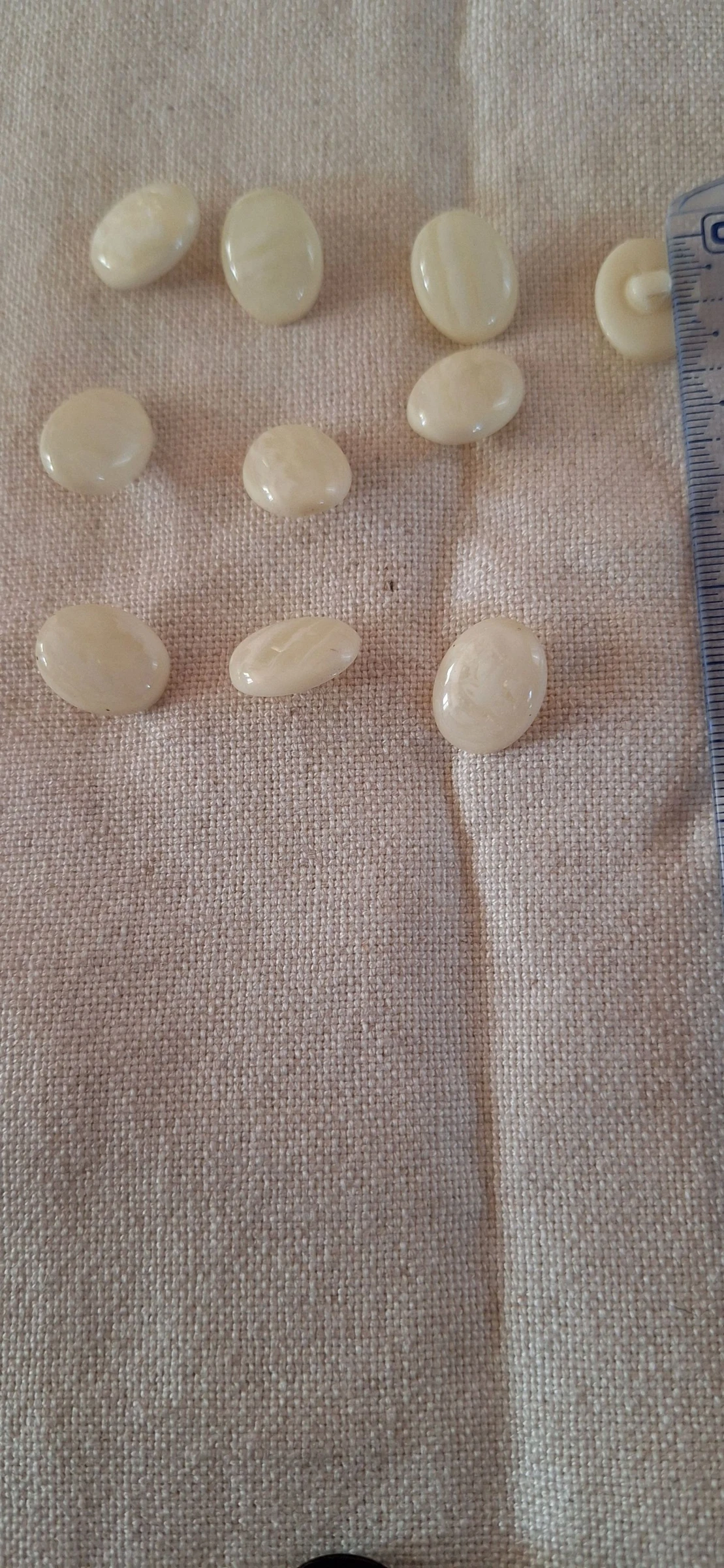 10 boutons 18 mm à coudre en résine couleur ivoire 